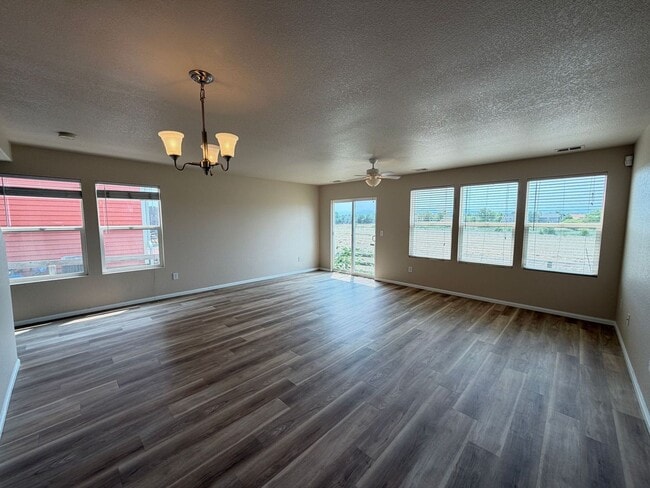 Building Photo - Delightful 3BD/2BA Townhome in Erie with Fresh Paint and New Flooring