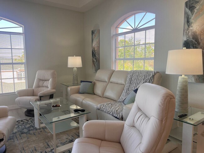 Building Photo - Modern 2BD/2BA Condo in Gondola Park