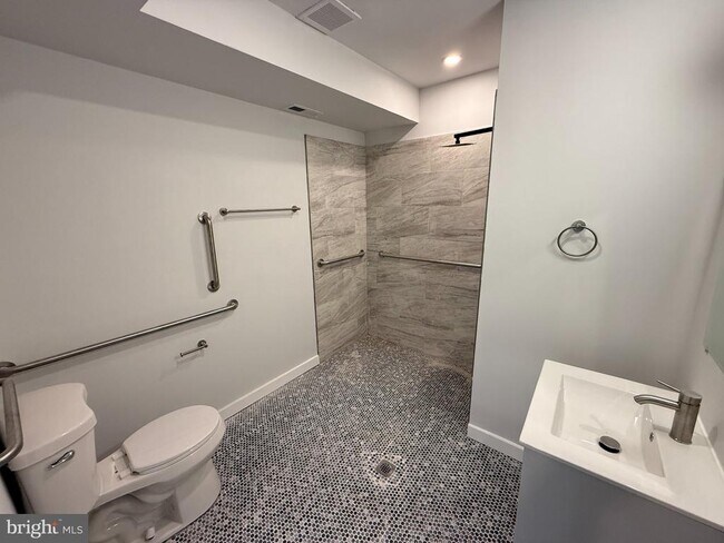 Building Photo - 1516 18th St SE