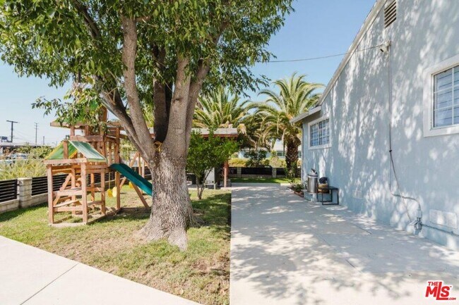 Building Photo - 9620 Woodale Ave