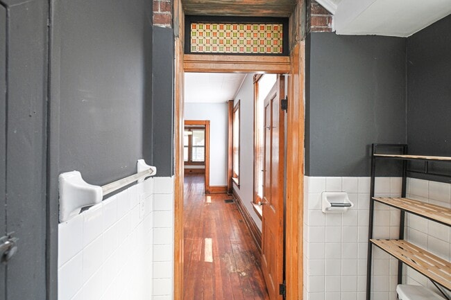 Building Photo - 735 Considine Ave