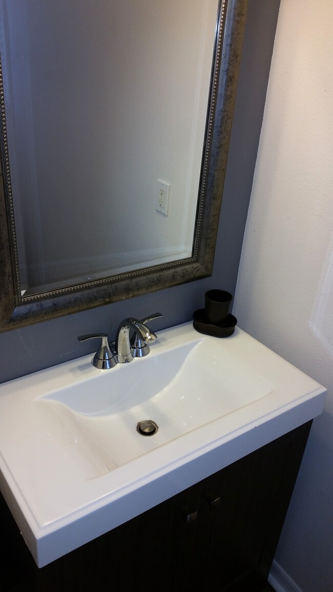 Building Photo - 569 Vallance Way NE