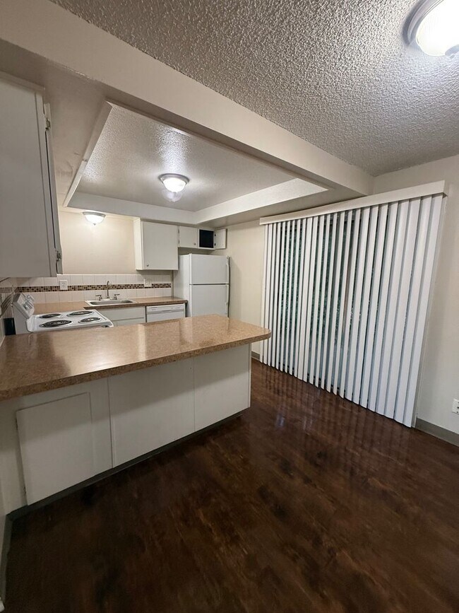 Building Photo - Charming Two Bedroom  Close to Downtown Vancouver !!