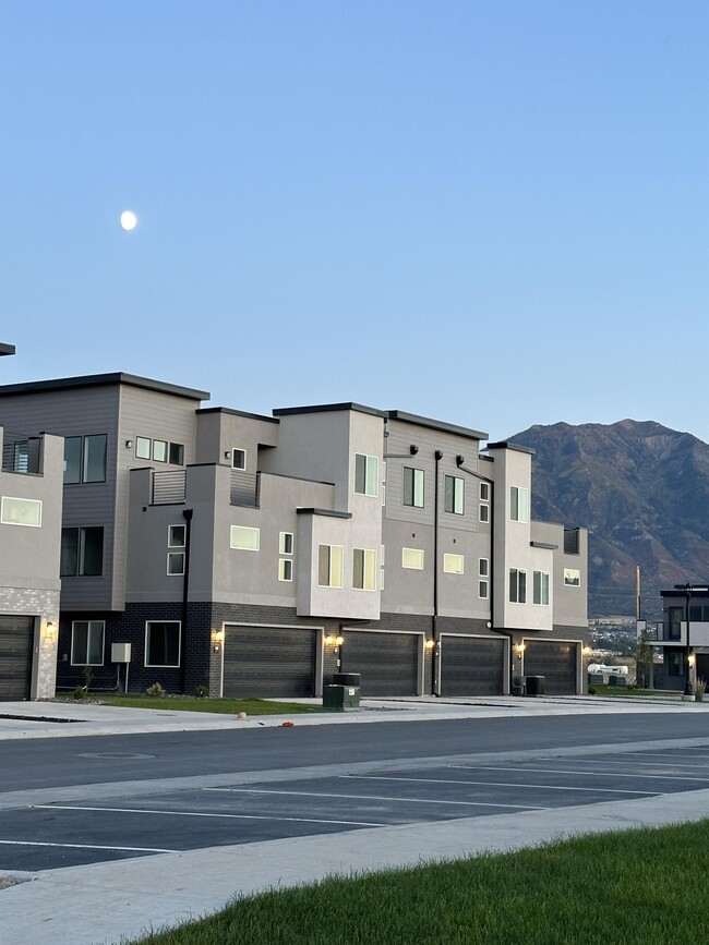 Building Photo - 539 W 1810 N