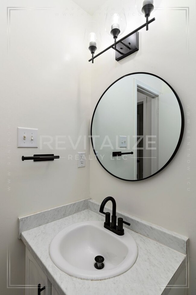 Building Photo - Gorgeous 3 Bedroom/2 Bathroom Home in West...