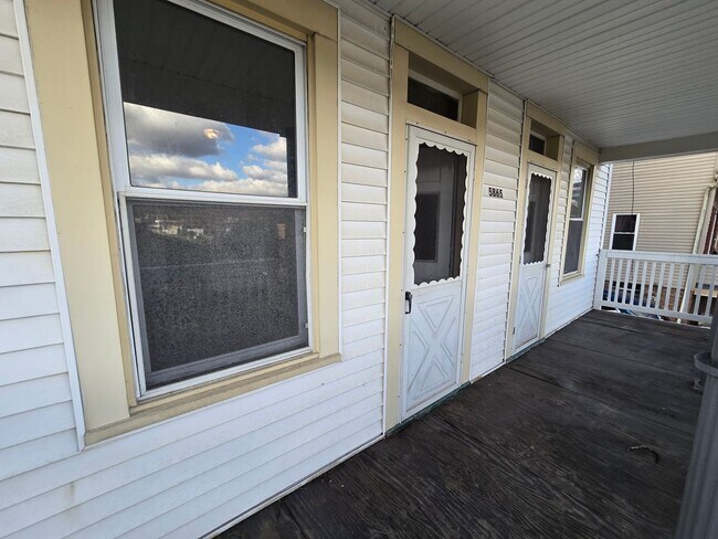 Primary Photo - mad5865