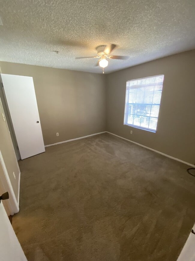 Building Photo - Large 2 bedroom 2 bath Condo