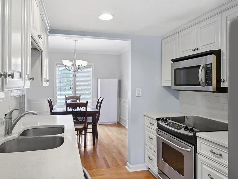 Building Photo - 11 Ivy Sq NE