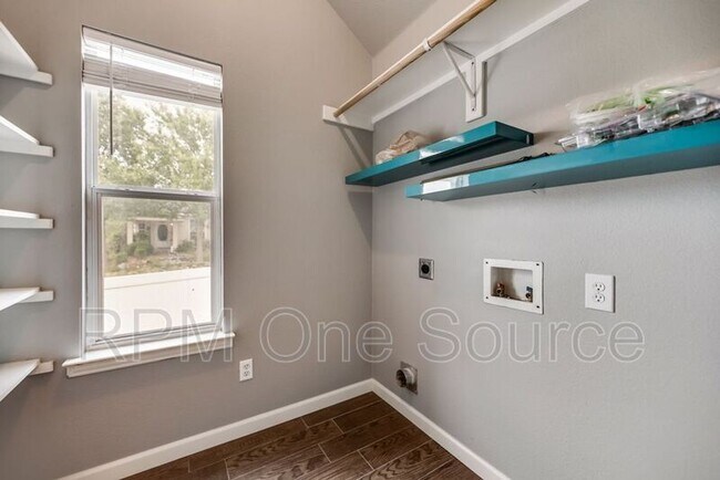 Building Photo - 300 Creekside Dr