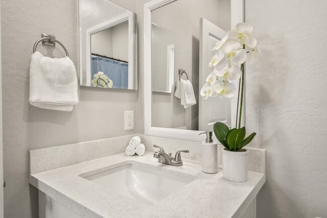 Building Photo - 6606 W Paradise Ln