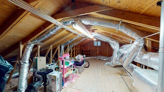 Building Photo - 10 Riverbank Rd