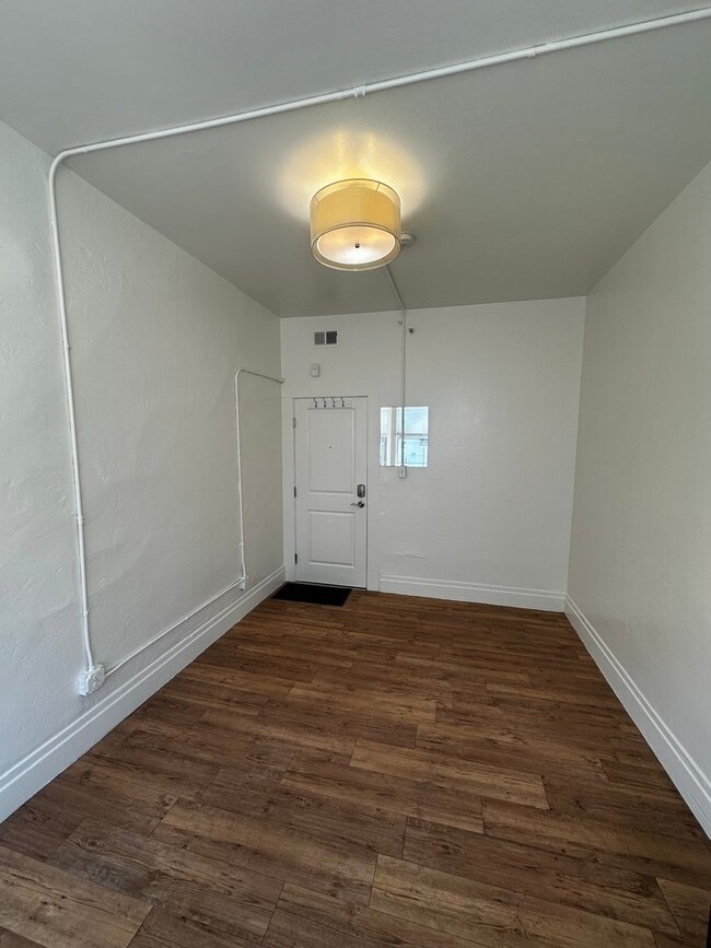 Building Photo - 205 9th St