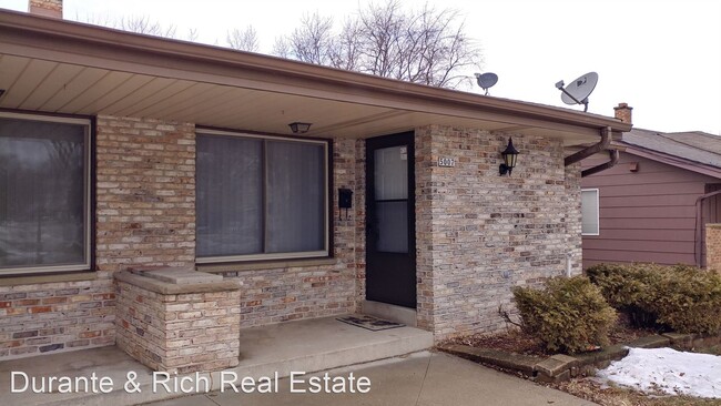 Building Photo - 3 br, 2 bath House - 5007 N 106th St