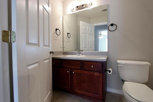 Building Photo - 205 Tiffot Ct