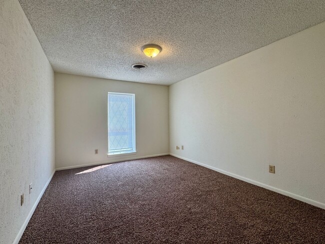 Building Photo - Townhome