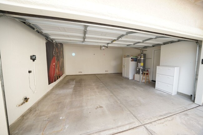 Building Photo - SHOWINGS AVAILABLE NOW