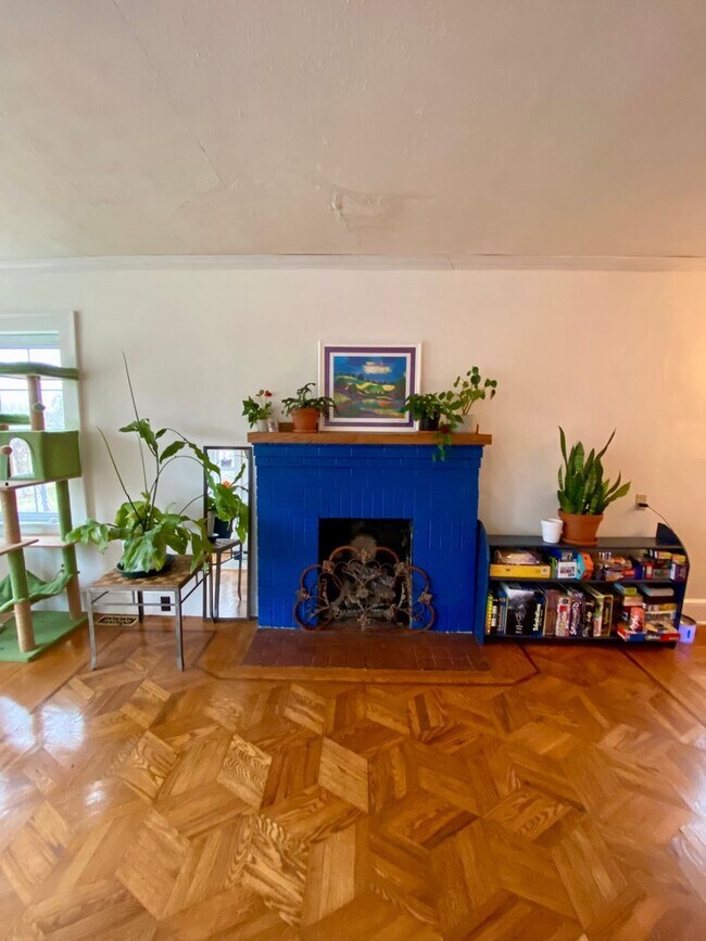 Building Photo - Spacious 3BR Home Minutes from Downtown Johnson City | W/D Included | Garden Beds