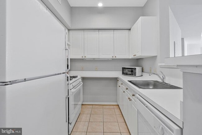 Building Photo - 1625 International Dr