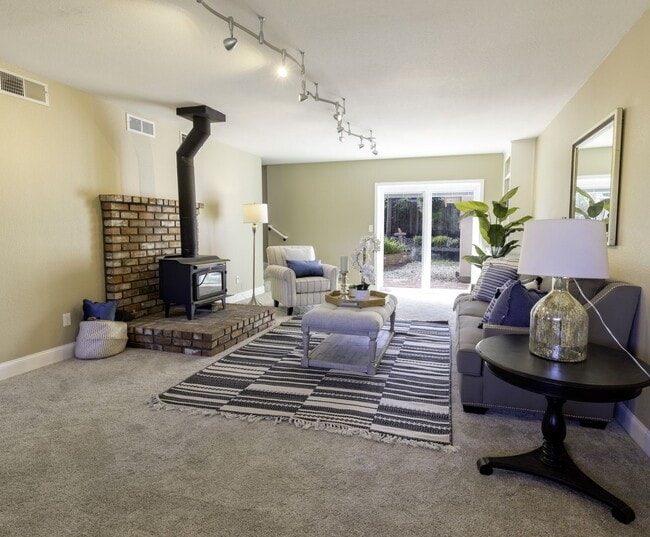 Building Photo - Beautiful 5 bedroom/3bath home with a pool