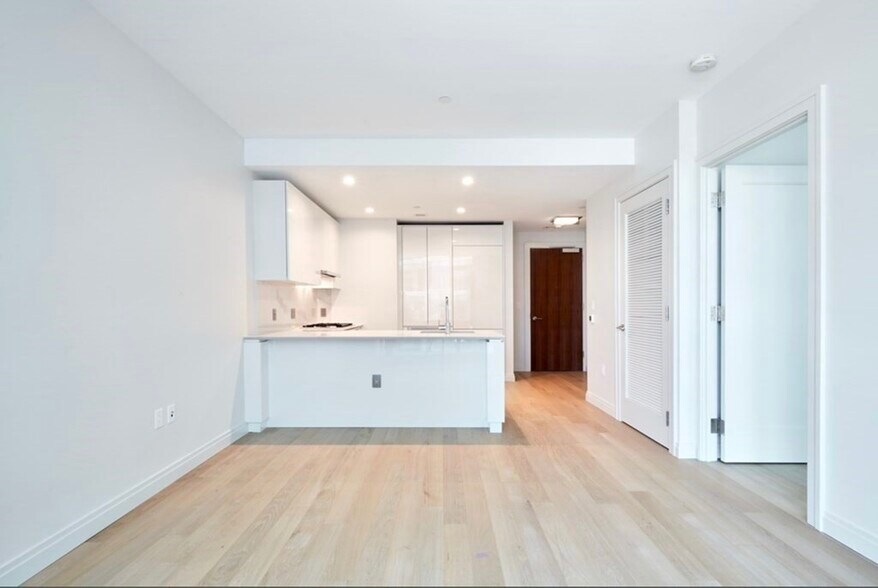 Primary Photo - 60 6th Ave