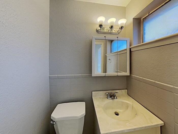 Building Photo - 4731 Bedford Dr