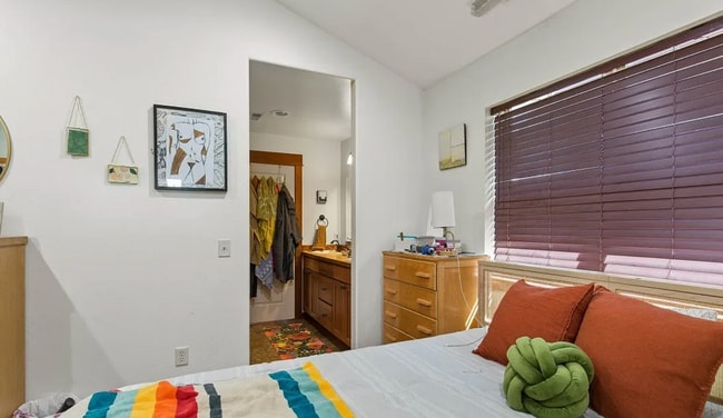 Building Photo - Bright & stylish end-unit 2 Bedroom 1.5 Ba...