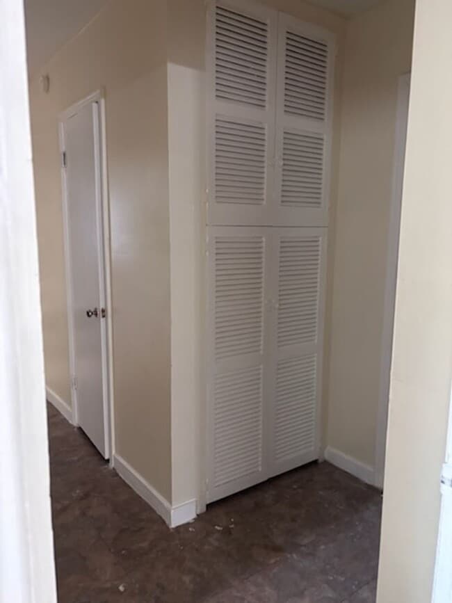 Building Photo - 5650 Brentwood Dr
