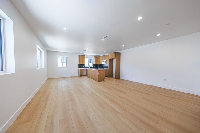 Building Photo - 1259 S Longwood Ave