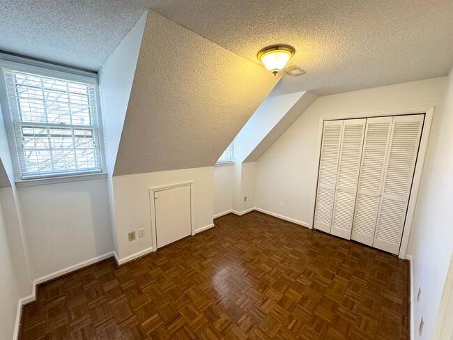 Building Photo - 3 BR 2 Bath Townhome