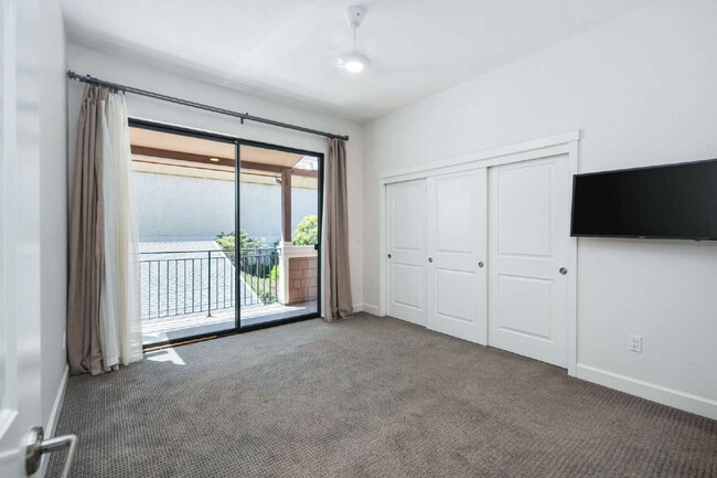 Building Photo - Enjoy the Live/Workspace Life Style Close ...