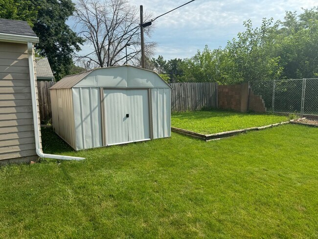 Building Photo - Huge Urbandale Home with Fenced In Back Yard!