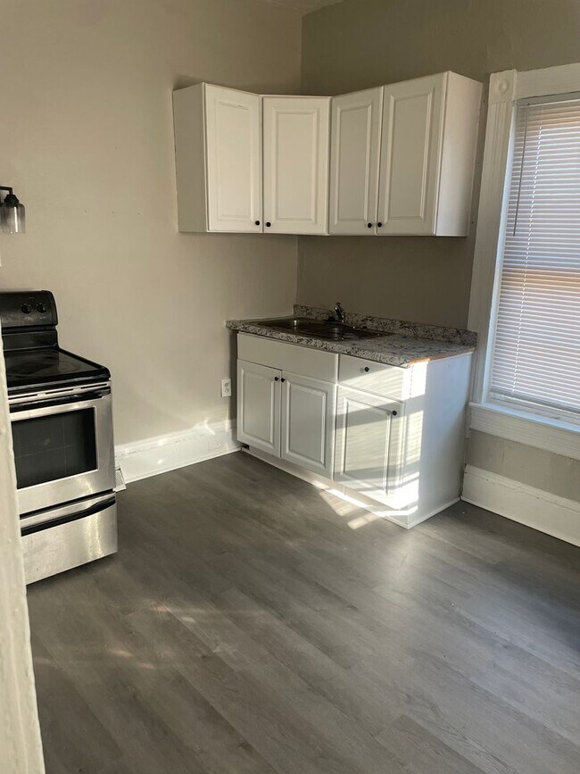 Building Photo - 3 br 1 bath house for rent