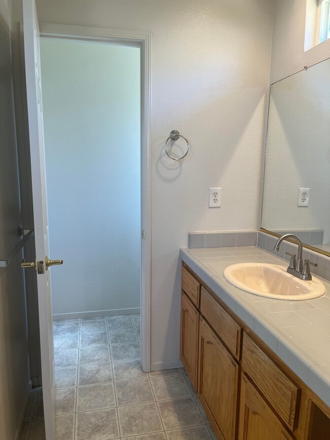 Building Photo - 950 Geneva Dr