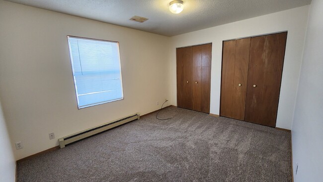 Building Photo - 2 Bedroom, 1.5 Bathroom Townhouse with Att...