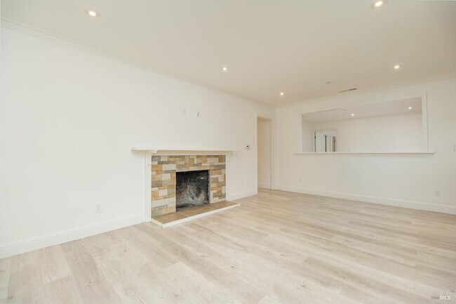 Building Photo - 996 Simmons Ln