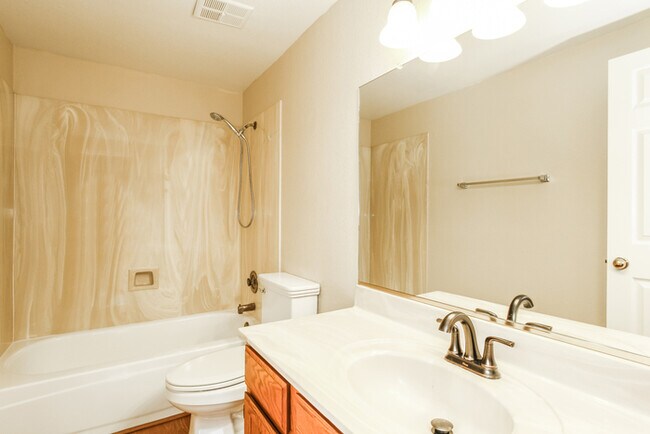 Building Photo - 2033 N Sunset Dr