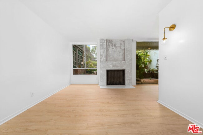 Building Photo - 406 N Oakhurst Dr