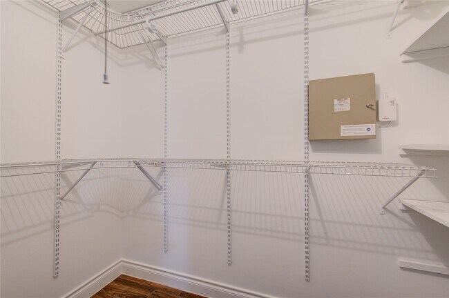 Building Photo - 8439 Westview Dr