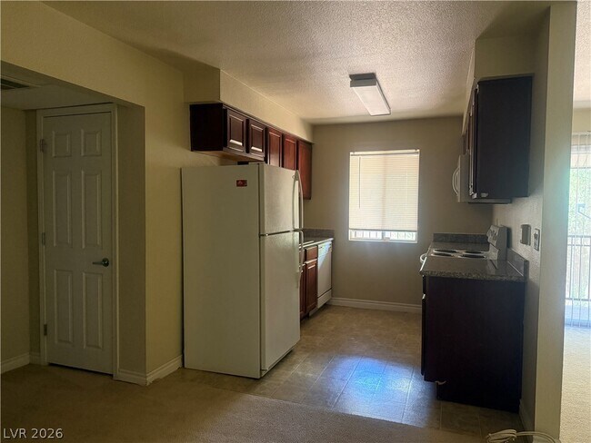 Building Photo - 5350 River Glen Dr