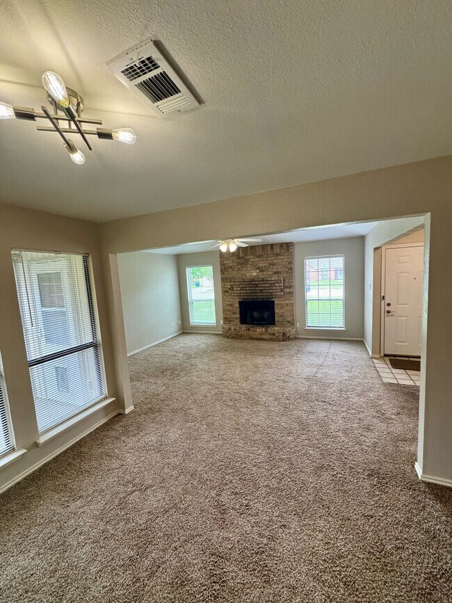 Building Photo - 3205 Hillcrest Dr