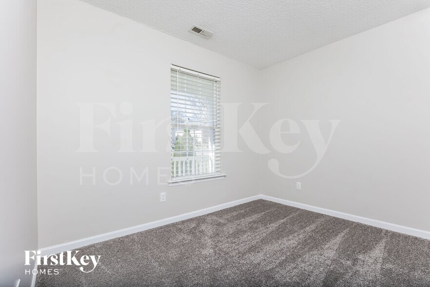 Building Photo - 4952 Silverdene St