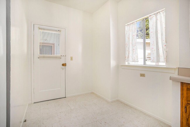 Building Photo - 3117-3117 Santa Clara Ave