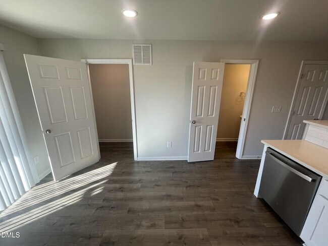 Building Photo - 1005 Peony Ln