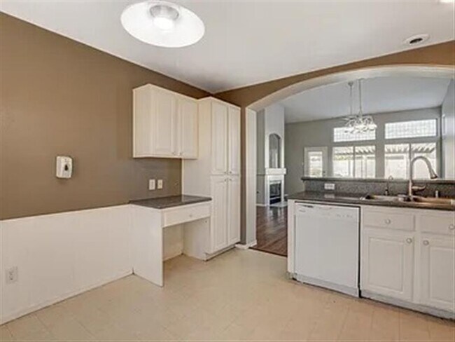 Building Photo - Beautiful single story home