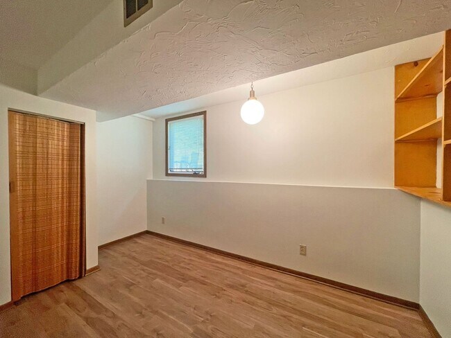 Building Photo - 4-Level Home with Fireplace & Big Yard is ...