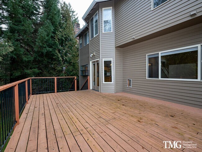 Building Photo - Grand 5+ Bedroom Home in Desirable Garden Home- Raleigh Hills Location with 2800 Sq Ft!