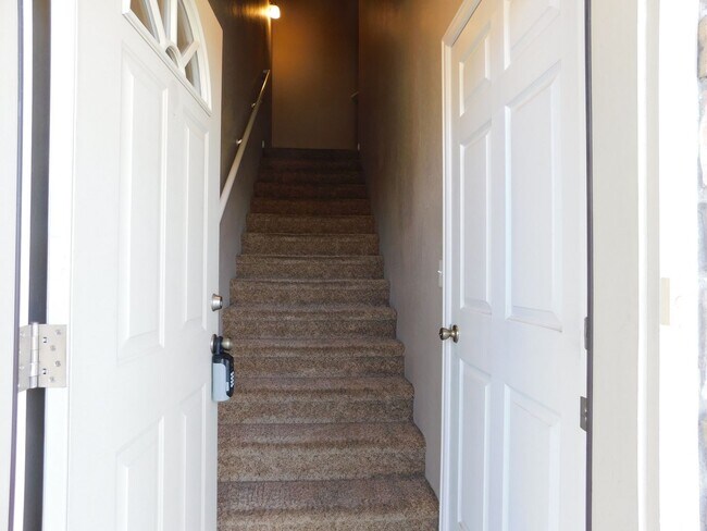 Building Photo - 3 Story Unit Close to Shopping