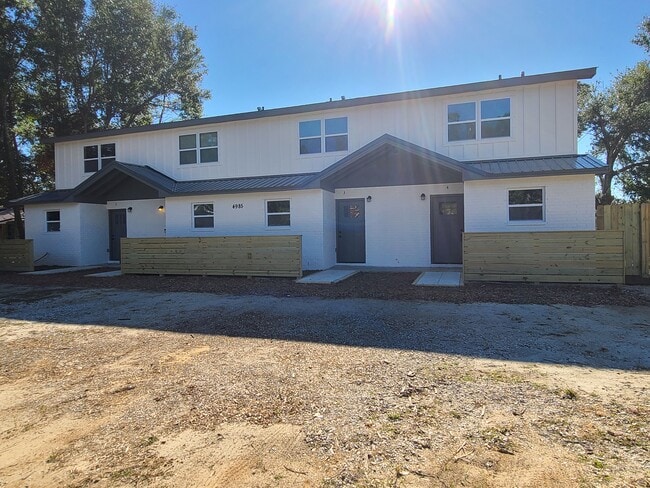 Building Photo - 4985 Catalina Cir