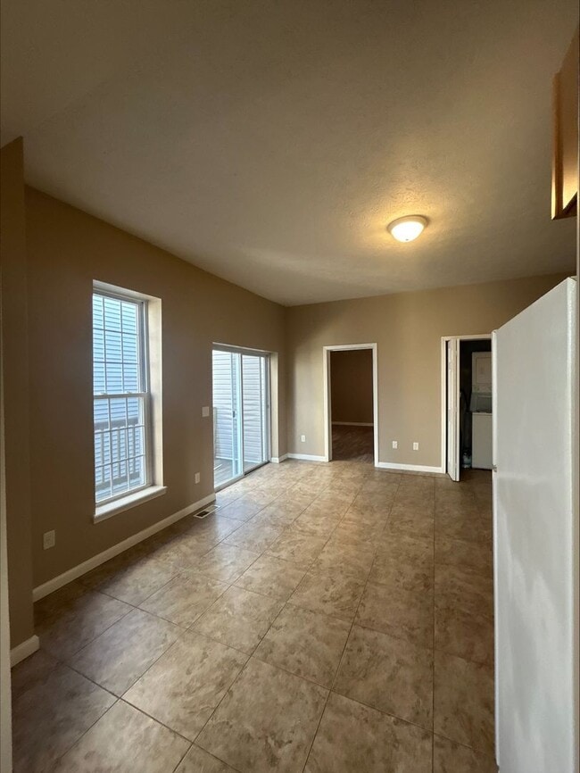 Building Photo - Large 3 Bedroom Townhome Available For Short-Term Lease! Brand New Flooring and Paint!