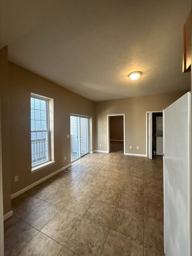 Building Photo - Large 3 Bedroom Townhome!!